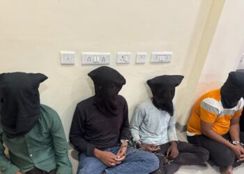*खितौला बैंक ङकैती के 4 आरोपी अंततः पुलिस गिरफ्त में* *1,83, 000 रुपया नगद ,एक कट्टा ,चार कारतूस दो मोटरसाइकिल ,चार मोबाइल जप्त*