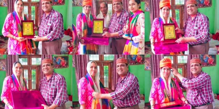 आसफपुर खरखड़ी की कुसुम चौहान हुई नीरा अमृत सम्मान से सम्मानित  – कुसुम चौहान को धार्मिक, सामाजिक व राष्ट्रहित में उनके द्वारा किये जा रहे उल्लेखनीय कार्यो के लिए किया गया नीरा अमृत सम्मान से सम्मानित