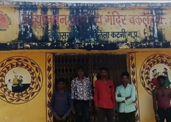 बखलेहटा आरोग्य मंदिर बदहाली के आसू रो रहा है,,देवी, देवताओ का नही पता,,,