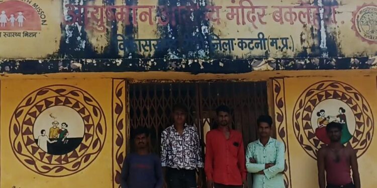 बखलेहटा आरोग्य मंदिर बदहाली के आसू रो रहा है,,देवी, देवताओ का नही पता,,,