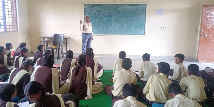 विद्यार्थियों को जीरो बजट फार्मिंग कम लागत तकनीकी का प्रशिक्षण दिया गया।