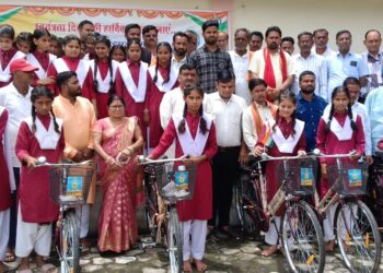 बहोरीबंद के शासकीय उच्चतर माध्यमिक विद्यालय इमलिया में आज 22 अगस्त 2025 को साइकिल वितरण समारोह आयोजित किया गया। इस अवसर पर बहोरीबंद विधानसभा के विधायक प्रणय पांडे मुख्य अतिथि के रूप में उपस्थित