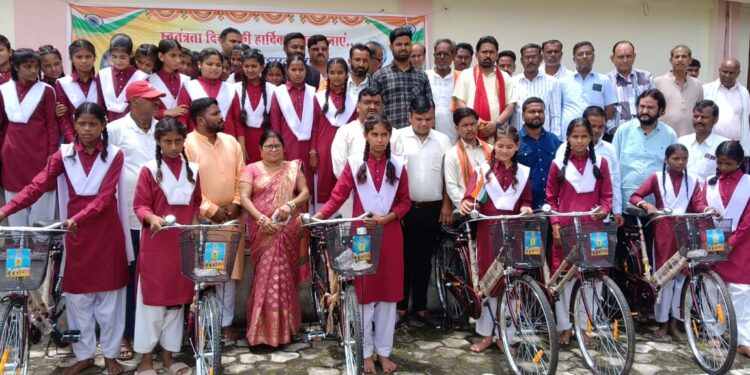 बहोरीबंद के शासकीय उच्चतर माध्यमिक विद्यालय इमलिया में आज 22 अगस्त 2025 को साइकिल वितरण समारोह आयोजित किया गया। इस अवसर पर बहोरीबंद विधानसभा के विधायक प्रणय पांडे मुख्य अतिथि के रूप में उपस्थित