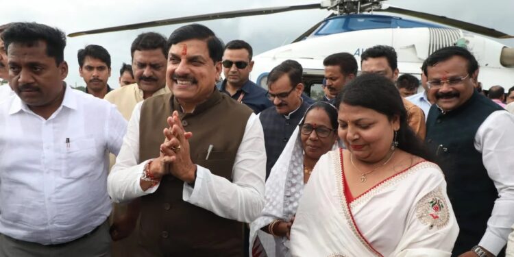मुख्यमंत्री डॉ. मोहन यादव का झिंझरी हेलीपैड पर हुआ आत्मीय स्वागत