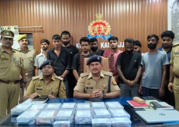 *थाना कोतवाली कन्नौज पुलिस द्वारा ऑनलाइन गेमिंग के जरिये लोगों से साइबर ठगी करने वाले गैंग के 10 शातिर अभियुक्तगण को किया गया गिरफ्तार । कब्जे से 13 अदद मोबाइल,18 अदद क्रेडिट व ड़ेबिट कार्ड,02 अदद कार तथा 01 लाख 76 हजार रूपये नगद सहित ठगी में प्रयुक्त अन्य सामग्री बरामद।*