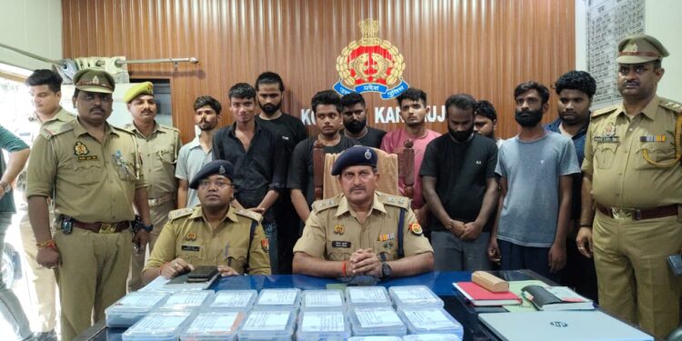 *थाना कोतवाली कन्नौज पुलिस द्वारा ऑनलाइन गेमिंग के जरिये लोगों से साइबर ठगी करने वाले गैंग के 10 शातिर अभियुक्तगण को किया गया गिरफ्तार । कब्जे से 13 अदद मोबाइल,18 अदद क्रेडिट व ड़ेबिट कार्ड,02 अदद कार तथा 01 लाख 76 हजार रूपये नगद सहित ठगी में प्रयुक्त अन्य सामग्री बरामद।*