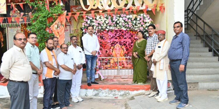 *नगर निगम कार्यालय में विराजित भगवान गणेश का पूजन-अर्चन कर महापौर ने लिया आशीर्वाद* *नगरवासियों के सुख समृद्धि की, की कामना*