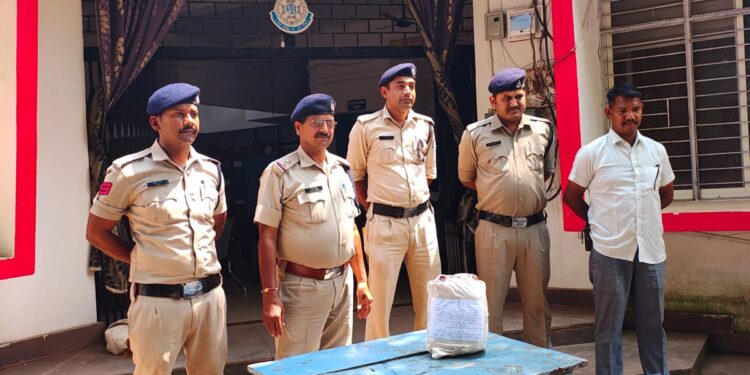 ग्राहक की तलाश में गांजा की खेप लिये पकडा गया तस्कर कुठला पुलिस ने किया गिरफ्तार*