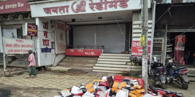 दुकान जनता श्री रेडीमेड के सामने कचरा एवं गंदगी मिलने पर किया 5 हजार का जुर्माना: नपा स्वच्छता प्रभारी श्री तिवारी