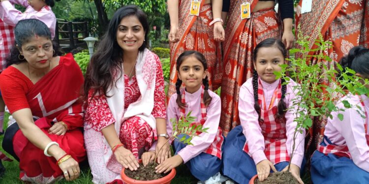 एक पेड़ माँ के नाम अभियान अंतर्गत कलेक्टर ने बच्चों के साथ किया पौधारोपण,कलेक्टर के साथ पौधारोपण कर बच्चे हुए प्रफुल्लित,जीवन और प्रकृति की निरंतरता के आधार हैं वृक्ष : कलेक्टर सोनिया मीना