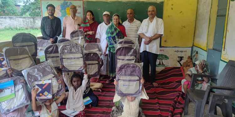 पिता की स्मृति में बच्चों को बांटे स्कूल बैग और कापियां, बच्चों के चेहरे खिले VIDEO