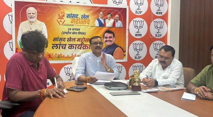 *खेल महोत्सव के साथ चलेगा स्वदेशी अपनाओ अभियान*  *प्रधानमंत्री श्री नरेन्द्र मोदी जी की अपील के बाद पूर्व प्रदेश अध्यक्ष और खजुराहो सांसद श्री विष्णु दत्त शर्मा ने किया व्यापारियों से अनुरोध*  *व्यापारी प्रतिष्ठान के आगे लिखे कि यहां मिलता है स्वदेशी सामान मिलता है*