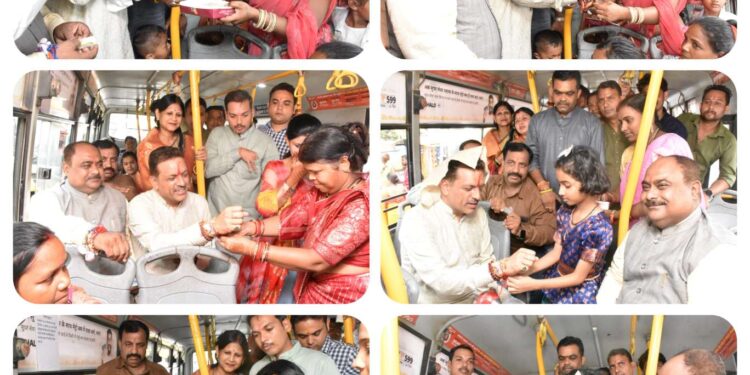 *महापौर जगत बहादुर सिंह “अन्नू” ने घोषणा के अनुरूप रक्षाबंधन के इस महान पर्व पर सभी माताओं, बहनों के लिए नि:शुल्क मेट्रो बस चलवाई* *महापौर, निगम अध्यक्ष ने एम.आई.सी. सदस्य और पार्षद दल के साथ राखी बंधवाकर लिया सभी बहनों से आशीर्वाद*