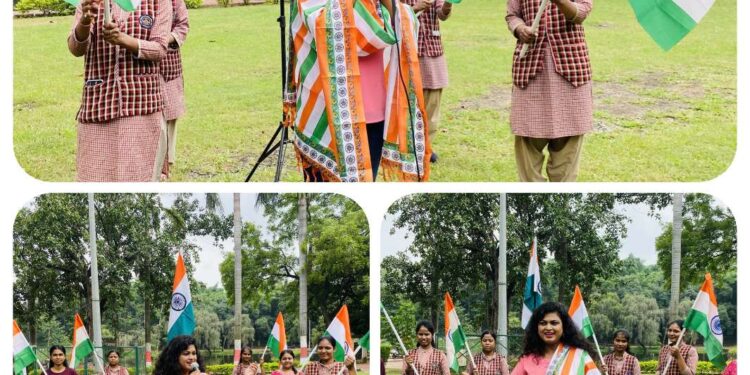 हर घर तिरंगा फहराएं, देशभक्ति की भावना जगाएं — तिरंगा भारत की शान है ऑपरेशन सिंदूर पर अभिमान है — सारिका आइए हर घर तिरंगा फहराएं स्वतन्त्रता का जश्न मनाएं —सारिका