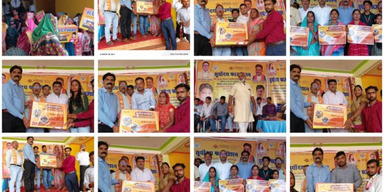 सर्वोदय फाउंडेशन द्वारा गरीब महिलाओं को वितरित की गई सिलाई मशीन महिलाओं के चेहरे खिले