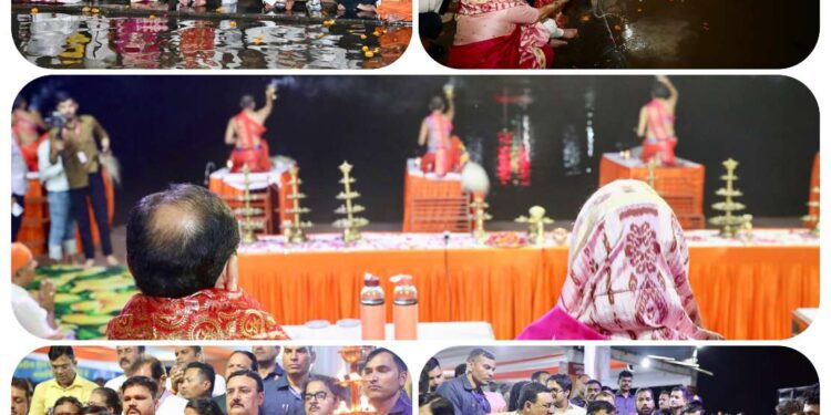 आज संस्कारधानी जबलपुर में ग्वारीघाट, उमाघाट पहुँचकर मध्य प्रदेश की जीवनदायिनी, पापहारिणी, पुण्यसलिला नर्मदा मैया के दर्शन – अर्चन एवं आरती का सौभाग्य प्राप्त हुआ।