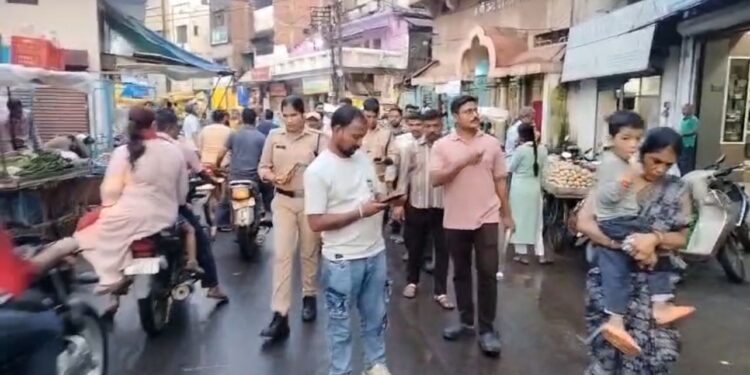 पर्वों पर सुगम आवागमन की व्यवस्थाओं हेतु नगर निगम व यातायात ने चलाया अभियान शहर के बाजार क्षेत्र में पैदल मार्च करते हुए आवागमन एवं स्वच्छता बनाए रखने किया आग्रह