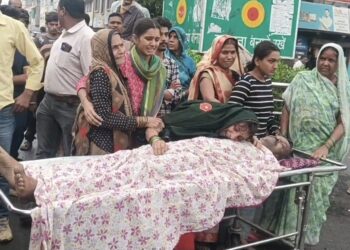 बेटे से हुई मारपीट से आहत पिता ने की आत्महत्या, सर्वोदय चौराहा पर शव रखकर परिजनों ने किया चक्काजाम…