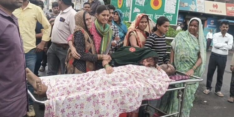 बेटे से हुई मारपीट से आहत पिता ने की आत्महत्या, सर्वोदय चौराहा पर शव रखकर परिजनों ने किया चक्काजाम…