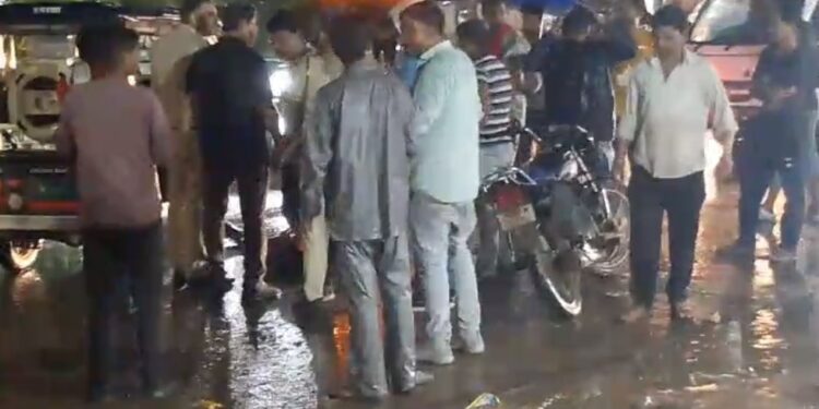 *💥शराबी का आतंक पत्थर पटकर तोड़े चार कारो के कांच💥*  *💥बस स्टेण्ड शराब ठेका के सामने शराब के नशे मे धुथ शराबी ने लगातर 4 वाहनो के पत्थर पाटकर थोड़े कांच💥*