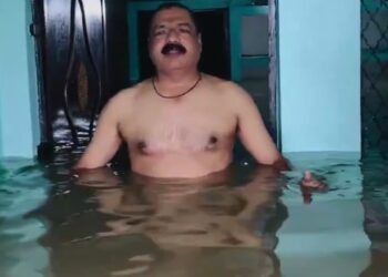 वायरल वीडियो प्रयागराज में दरोगा के घर छाती तक गंगा जल, बोले- ‘गंगा मैया का सौभाग्य मिला है.”ये गंगा मैया का आशीर्वाद है कि वो खुद चलकर मेरे घर आई हैं।” ‘