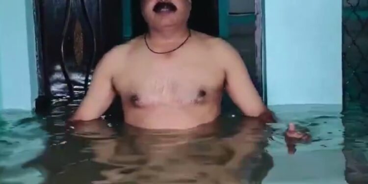 वायरल वीडियो प्रयागराज में दरोगा के घर छाती तक गंगा जल, बोले- ‘गंगा मैया का सौभाग्य मिला है.”ये गंगा मैया का आशीर्वाद है कि वो खुद चलकर मेरे घर आई हैं।” ‘