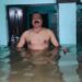 वायरल वीडियो प्रयागराज में दरोगा के घर छाती तक गंगा जल, बोले- ‘गंगा मैया का सौभाग्य मिला है.”ये गंगा मैया का आशीर्वाद है कि वो खुद चलकर मेरे घर आई हैं।” ‘
