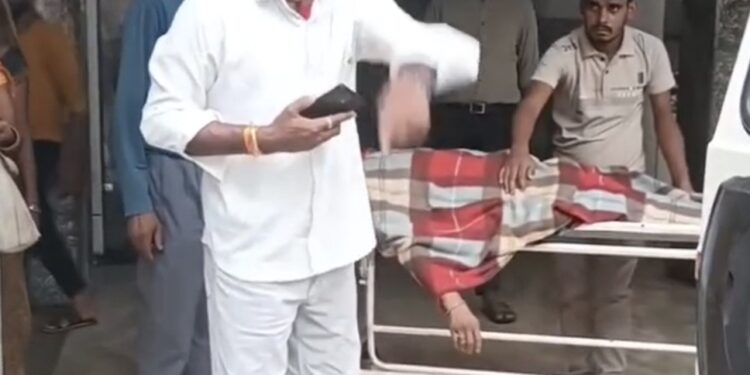 *💥जिला प्रशासन पर आक्रोषित मरीज के परिजन देखे वीडियो💥*  *धिक्कार है जिला प्रशासन को जो सरकारी अस्पताल में आकर 3 से 5 हजार रूपये की लगात लगाकर प्राइवेट एम्बुलेंस से जबलपुर मेडिकल ले जा रहे मरीज को परिजन*