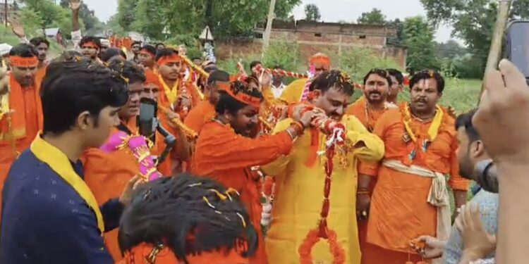*कटनी की पावन बेला में मुस्लिम समाज ने कौमी एकता की मिसाल पेश की* *बागेश्वर धाम शिष्य मंडल, कटनी के तत्वावधान में नीलकंठेश्वर धाम, पढ़खुरी तक निकली कांवड़ यात्रा*