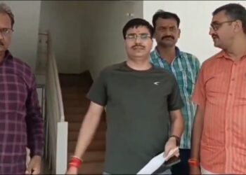रंगेहाथ पकड़ी गईं महिला दारोगा सीमा मैडम, मात्र 20 हजार में हुआ था सौदा, थाने में बैठे-बैठे बन रही थीं जज !!