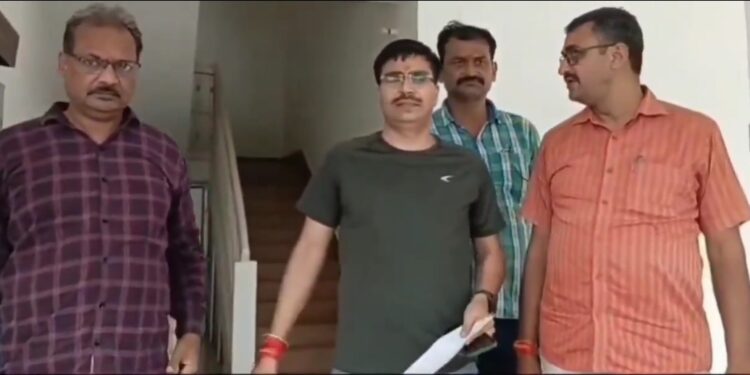 रंगेहाथ पकड़ी गईं महिला दारोगा सीमा मैडम, मात्र 20 हजार में हुआ था सौदा, थाने में बैठे-बैठे बन रही थीं जज !!