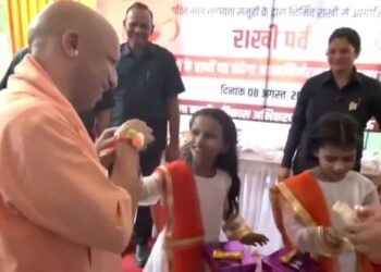 बच्ची की “जिद” के आगे  योगी जी हार गये। ❤️  बच्ची के हांथ से मिठाई खाया चरितार्थ हो गया कि “संत हृदय नवनीत समाना” वाकई योगी जी बहुत सहनशील हैं!