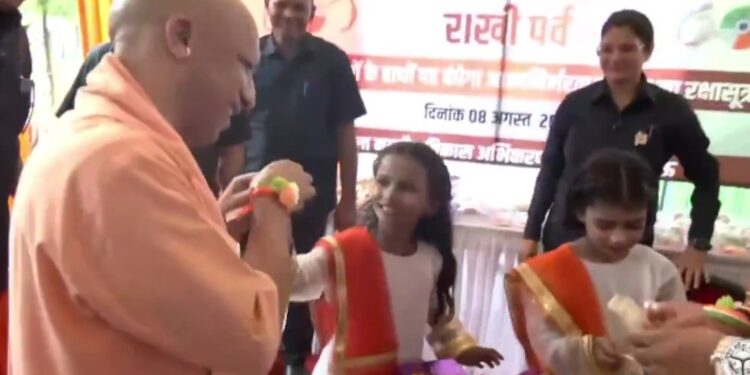 बच्ची की “जिद” के आगे  योगी जी हार गये। ❤️  बच्ची के हांथ से मिठाई खाया चरितार्थ हो गया कि “संत हृदय नवनीत समाना” वाकई योगी जी बहुत सहनशील हैं!