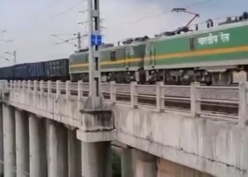 रेलवे ने 4.5 किलोमीटर लंबी मालगाड़ी Rudrastra का सफल परीक्षण कर बड़ी उपलब्धि हासिल की देखे VIDEO 354 वैगन वाली इस ट्रेन को 07 इंजनों ने चलाया।