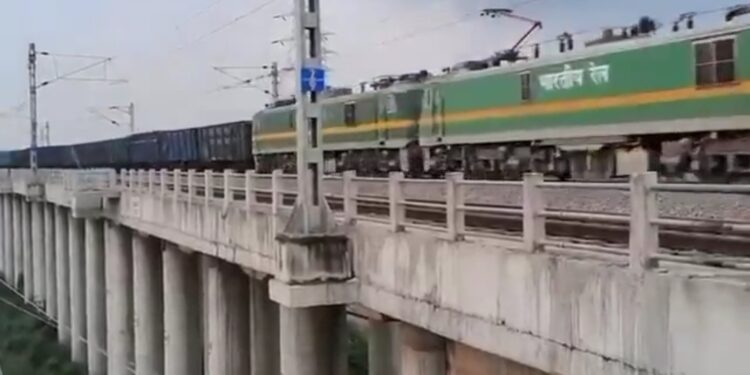 रेलवे ने 4.5 किलोमीटर लंबी मालगाड़ी Rudrastra का सफल परीक्षण कर बड़ी उपलब्धि हासिल की देखे VIDEO 354 वैगन वाली इस ट्रेन को 07 इंजनों ने चलाया।