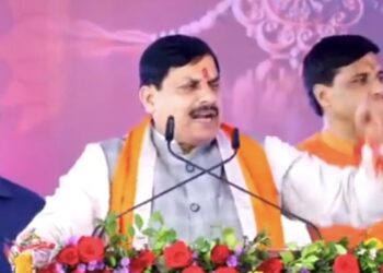 भाईदूज से लाड़ली बहनों को हर महीने ₹1500 दिए जाएंगे। बहनों के हाथ में पैसा आएगा, तो परिवार में खुशहाली बढ़ेगी।