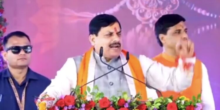 भाईदूज से लाड़ली बहनों को हर महीने ₹1500 दिए जाएंगे। बहनों के हाथ में पैसा आएगा, तो परिवार में खुशहाली बढ़ेगी।