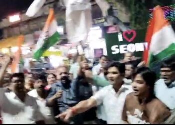 कांग्रेस कार्यकर्ताओं ने केंद्र सरकार और निर्वाचन आयोग का पुतला दहन किया