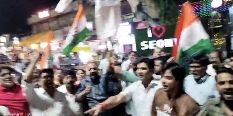 कांग्रेस कार्यकर्ताओं ने केंद्र सरकार और निर्वाचन आयोग का पुतला दहन किया