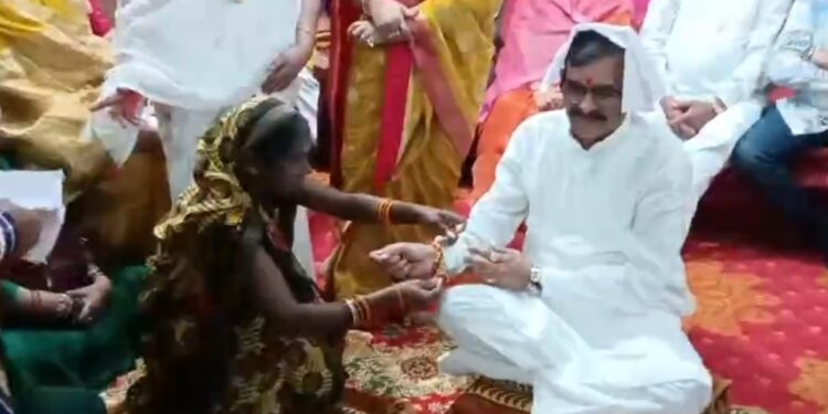 *भाजपा कार्यालय पहुँचे सांसद बी. डी. शर्मा बहनो से बंधवाई राखियाँ*