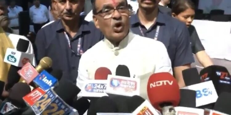 ये देश के लिए जीने का समय है। हम संकल्प लें कि अपने देश में बनी चीजें ही खरीदेंगे।