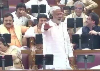 अब विधानसभा में भी क़सम खाने-खिलाने का चलन दिखा, पर माननीयगण  ‘मेच्योरजन’ हैं तो ‘बीबी की क़सम’ खिलवा दे रहे