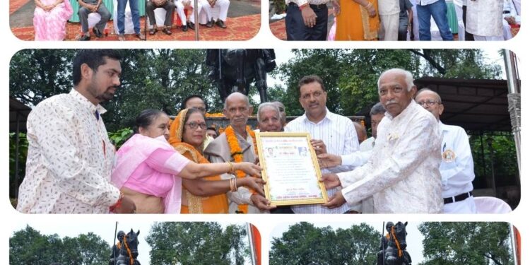 *स्वाभिमान और देश भक्ति के संस्कार से परिपूर्ण थे वीर दुर्गादास राठौड़ – महापौर* *समाज के वरिष्ठ पदाधिकारियों का महापौर श्री ‘‘अन्नू’’ ने किया सम्मान*