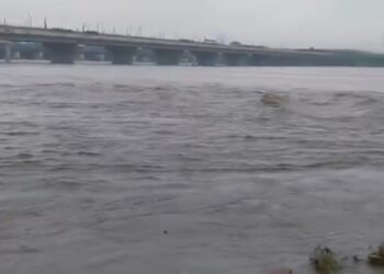 यमुना नदी का जलस्तर चेतावनी के निशान 204.5 मीटर से ऊपर बढ़कर आज दोपहर 1 बजे तक 205.24 मीटर पर पहुँच गया। video