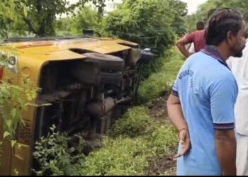 इस वक्त की बड़ी खबर  “प्रशासन लाख चाहे निजी स्कूलों को सुधारना”मक्सी के कौटिल्य स्कूल की बस पलटी,सूचना के 2 घण्टे बाद भी प्रबंधन मौके पर नही पहुंचा”