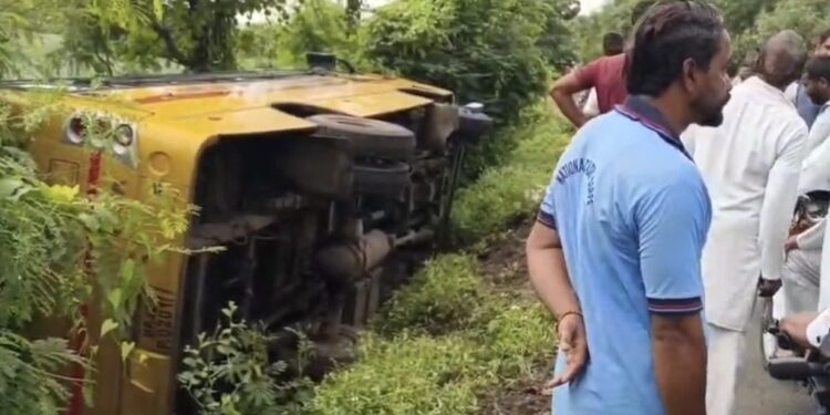 इस वक्त की बड़ी खबर “प्रशासन लाख चाहे निजी स्कूलों को सुधारना”मक्सी के कौटिल्य स्कूल की बस पलटी,सूचना के 2 घण्टे बाद भी प्रबंधन मौके पर नही पहुंचा”