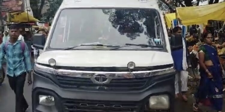 *108 एम्बुलेंस में चालक की लेट लतीफी से गर्भवती महिला ने एम्बुलेंस ने दिया बच्चे को जन्म*
