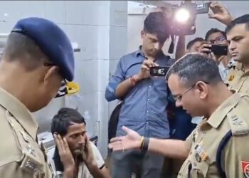 घर से निकली लड़कियों को सेक्स रैकेट में धकेलने वाला गैंग  पुलिस ने पकड़ा। 2 आरोपियों अवनीश यादव और विजय ठाकुर को पुलिस एनकाउंटर में गोली लगी।