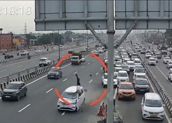 ड्यूटी दे रहे ट्रैफिक पुलिसकर्मी विपिन कुमार को तेज रफ्तार एर्टिगा कार ने टक्कर मारकर उड़ा दिया   टक्कर इतनी जोरदार थी कि विपिन कई फिट हवा में उछल कर गिर पड़े   घटना की CCTV फुटेज सामने आई है