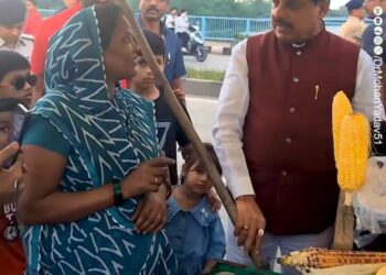 बारिश के मौसम में लोग अक्सर अपनी आजीविका के लिए भुट्टे का विक्रय रेहड़ी-पटरी और ठेले लगाकर करते हैं।  यात्रा के दौरान बहना को भुट्टे का व्यवसाय करते देखा तो वहां रूक कर प्रोत्साहित किया और इसी दौरान बहनों और बच्चों के साथ फोटो खिंचवा कर आशीर्वाद लिया।  यह पल आनंद की अनुभूति से सराबोर था।